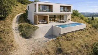 Moderne Villa auf einem Hügel mit Infinity-Pool, großzügiger Terrasse und Bergblick.