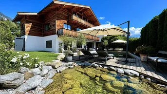 Charmantes Holzchalet mit gepflegtem Garten, Naturteich und Sonnenterrasse mit Bergblick.