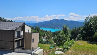Panoramablick auf den See und die Berge von der modernen Wohnanlage aus.