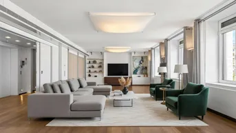 Geräumiges und helles Wohnzimmer mit modernem Sofa, grünen Sesseln und Holzboden.