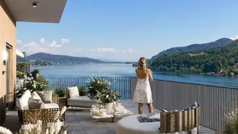 Großzügige moderne Terrasse mit stilvollen Lounge-Möbeln und weitem Panoramablick auf den See und die Berge.