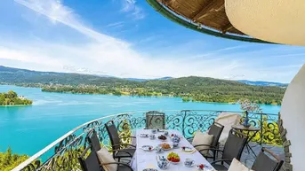 Geräumiger Balkon mit Esstisch und atemberaubendem Blick auf den See und die umliegende Landschaft.