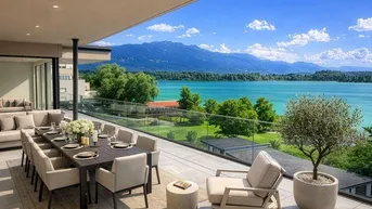 Großzügige Terrasse mit modernem Essbereich und atemberaubendem Blick auf den See und die Berge.