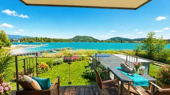 Geräumige Terrasse mit Holzboden, bequemen Möbeln und einem atemberaubenden Blick auf den See und die Berge.