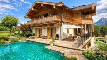 Charmantes Chalet mit großem Pool, sonniger Terrasse und Bergblick in idyllischer Umgebung.