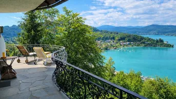 Sonniger Balkon mit schmiedeeisernem Geländer und bequemen Liegestühlen, bietet einen weiten Seeblick.