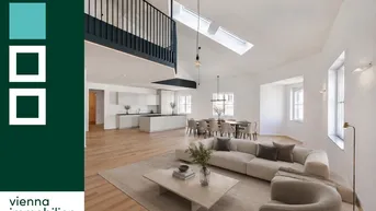 Geräumiger, offener Wohn- und Essbereich mit moderner Küche, hohen Decken und viel Tageslicht durch große Fenster und Dachfenster.