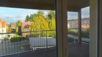 Expose Bestlage-nahe Stadtzentrum, sanierte 2 ZI mit großem Balkon und Carport