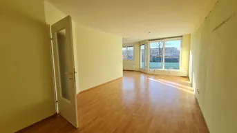 Expose 2ZI ETAGENWOHNUNG - SANIERUNGSBEDÜRFTIG mit TRAUMHAFTER TERRASSE/Loggia + Lift + RUHIGE LAGE