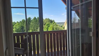 Expose Schöner Ausblick, sonnige 2ZI mit Balkon und Garten, Klimaanlage und Parkplatz