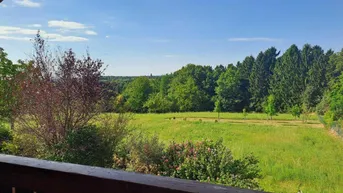 Expose Schöner Ausblick, sonnige 2ZI mit Balkon und Garten, Klimaanlage und Parkplatz