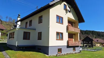 Expose Gepflegtes Zweifamilienhaus zum direkt Einziehen und wohnen.