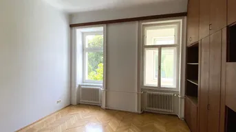 Expose Sanierungsbedürftige 3 Zimmer Wohnung mit Balkon im schönen Altbau nähe Mahü
