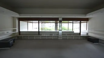 Expose Geschäftslokal mit Parkplätzen und Wohnung