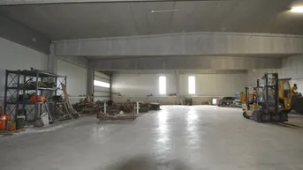 Expose Neuwertiges Gewerbeobjekt-Bürohaus mit Lager,in Sollenau: 16.477 m², 40 Garagen und große Abstellfläche, top Ausstattung!