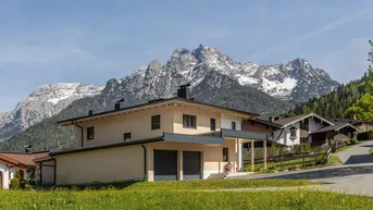 Expose Traumhaus mit Blick in die umliegende Bergwelt