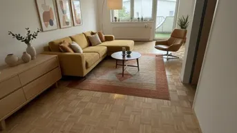 Helles Wohnzimmer mit gelbem Ecksofa, Holzboden und Blick ins Grüne.