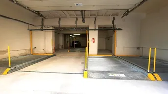 Innenansicht einer Tiefgarage mit zwei automatischen Parksystemen und Brandschutzvorrichtung.