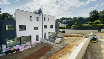 Expose PREISREDUKTION! EXKLUSIVE 4-5 ZIMMER DOPPELHAUSHÄLFTEN MIT FREIFLÄCHEN IN GRÜNRUHELAGE!