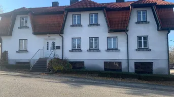 Expose Neuer Preis ! Geräumiges Haus mit zwei Wohneinheiten u. Garagen - Auch für Wohnen und Gewerbe nutzbar