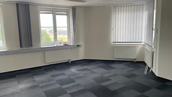 Expose Büroflächen mit ca. 270m² neben der Autobahnauffahrt der S33 zu mieten