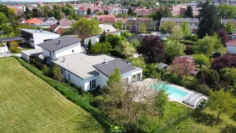 Expose Exklusive Immobilie im italienischen Stil: Traumhafter Bungalow mit Pool in ruhiger Sackgassenlage