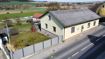 Luftaufnahme des Hauses mit angrenzendem Garten und Blick auf die ländliche Umgebung.