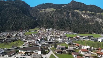 Expose *** PROVISIONSFREI FÜR KÄUFER*** Exklusive Dachgeschosswohnung in zentraler und ruhiger Lage