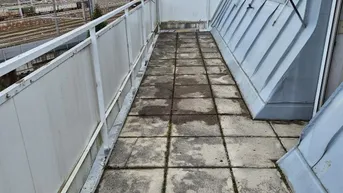Expose GEHT SCHO GEMMA VOLLGAS....... JETZT WIRD IN DIE HÄNDE GESPUCKT!! :-) PROVISIONSFREIE DACHTERRASSENWOHNUNG MIT GARTENMITBENÜTZUNG