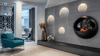 Elegante Lounge mit modernem Wandkamin und stilvoller Beleuchtung für eine gemütliche Atmosphäre.