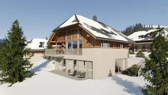 Moderne Villa mit Holzfassade und Balkon in verschneiter Berglandschaft.