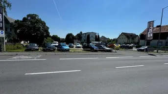 Expose Kärntnerstraße Autoplatz mit Büro Container Sicherheitsabsperrung und Schranken