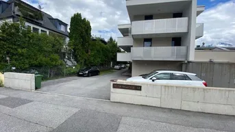 Expose Neuwertige Dachgeschoß-1-Zimmer-Wohnung mit Autoabstellplatz im Freien