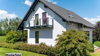 Expose Freistehendes achteckiges Einfamilienhaus mit Carport