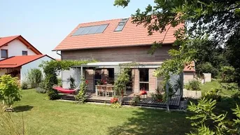 Expose Freistehendes achteckiges Einfamilienhaus mit Carport