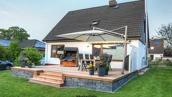 Expose Freistehendes achteckiges Einfamilienhaus mit Carport