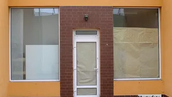 Expose Geschäftshaus mit 15 Stellplätzen