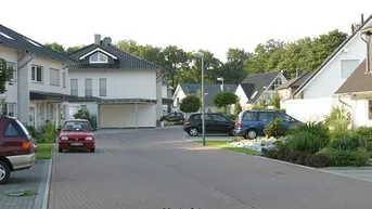 Expose +++ Reihenhausanlage mit Stellplätzen +++