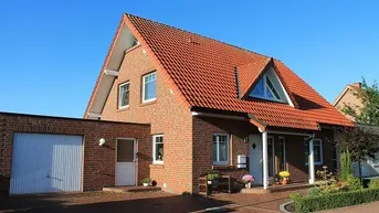 Expose Modernes Einfamilienhaus mit Terrasse und Poolhaus