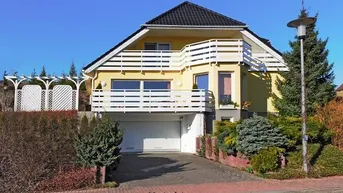 Expose Modernes Einfamilienhaus mit Terrasse und Poolhaus