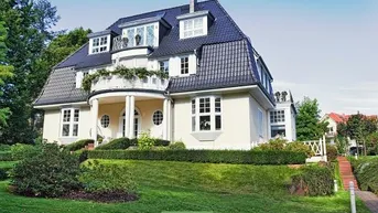 Elegante Villa mit Mansarddach und gepflegtem Vorgarten in sonniger Lage.
