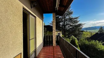 Expose Idyllisches Einfamilienhaus mit Weitblick – Wohnen in Hanglage mit Aussicht - eingebettet in die "Neue Welt"