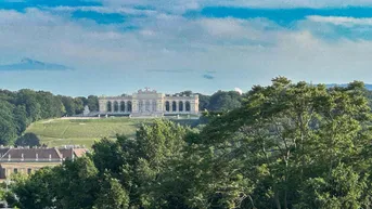 Expose Helle 3-Zimmer Dachgeschoss-Wohnung mit Blick zur Gloriette – mit Lift &amp; Tiefgarage | Schönbrunn | Nähe U3 &amp; S-Bahn