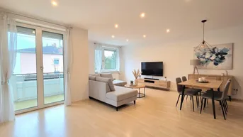 Helles, modern eingerichtetes Wohn- und Esszimmer mit Parkettboden und Zugang zum Balkon.