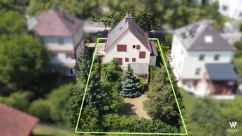 Luftaufnahme eines Einfamilienhauses mit großem Garten und deutlich markierten Grundstücksgrenzen.
