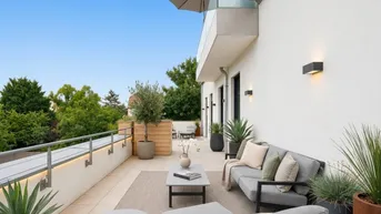 Geräumige Terrasse mit modernen Lounge-Möbeln, Pflanzen und Sonnenschirm, ideal zum Entspannen im Freien.