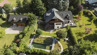 Luftaufnahme des Anwesens mit großem Garten, Naturpool und umliegender grüner Landschaft.
