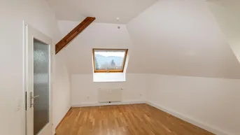 Expose Wunderschöne, teilsanierte Dachgeschoßwohnung 