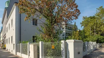 Expose Luxuriöse Stadtvilla mit Garten und Garagen in zentraler Grünlage