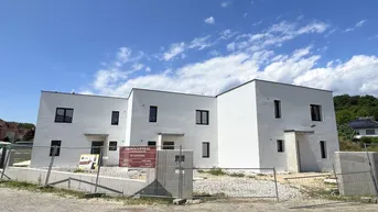 Expose Exklusives Reihenhaus-Trio! Hochwertige Ausführung, Garten, Stellplatz für zwei PKW!
